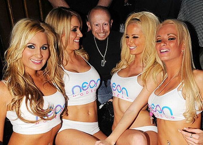 Vern Troyer and His Women (23 pics)
