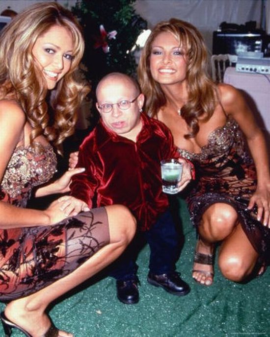 Vern Troyer and His Women (23 pics)
