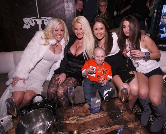 Vern Troyer and His Women (23 pics)