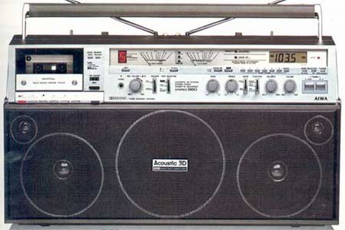 Old School Boomboxes (24 pics)