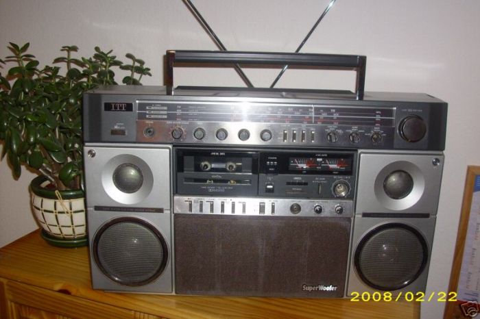 Old School Boomboxes (24 pics)