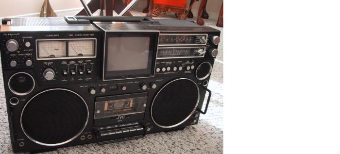 Old School Boomboxes (24 pics)