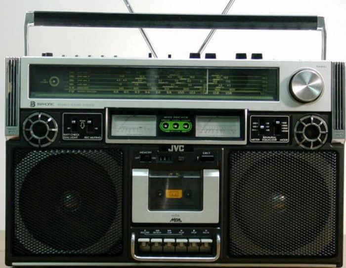 Old School Boomboxes (24 pics)