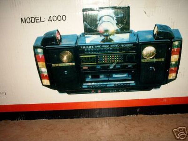 Old School Boomboxes (24 pics)