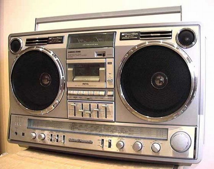 Old School Boomboxes (24 pics)