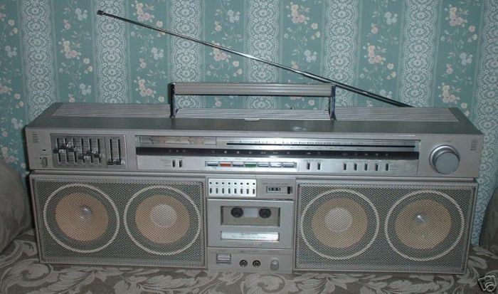 Old School Boomboxes (24 pics)