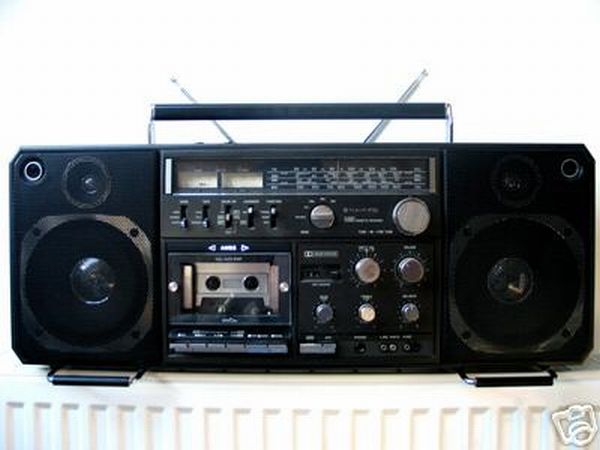 Old School Boomboxes (24 pics)