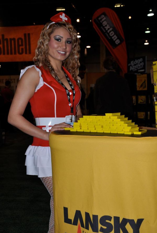 2010 Shot Show Booth Babes (21 pics)