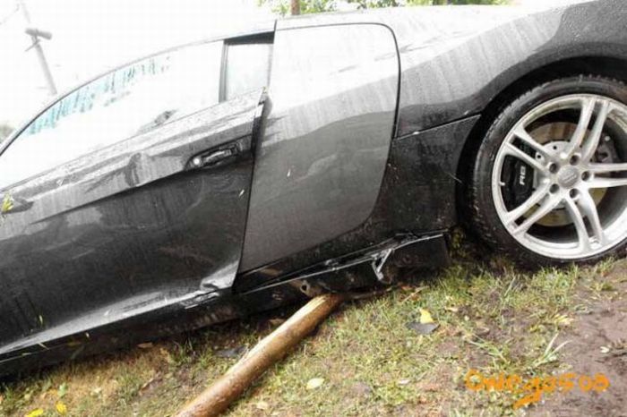 Audi R8 Crash in Moscow (14 pics)