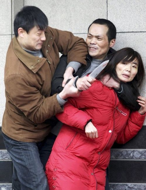 Chinese Drug Addict Took His Sister-in-Law as Hostage (3 pics)