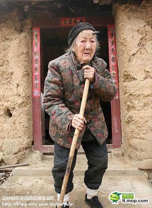 Chinese Woman with a Horn on Her Head (9 pics)