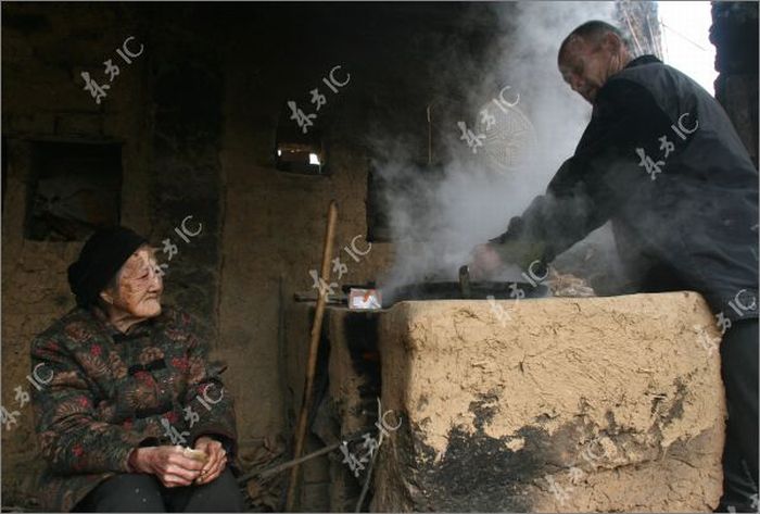 Chinese Woman with a Horn on Her Head (9 pics)