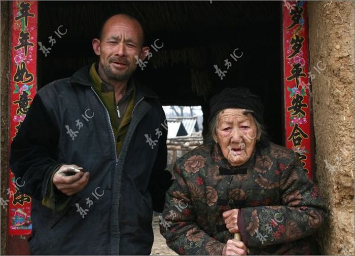 Chinese Woman with a Horn on Her Head (9 pics)