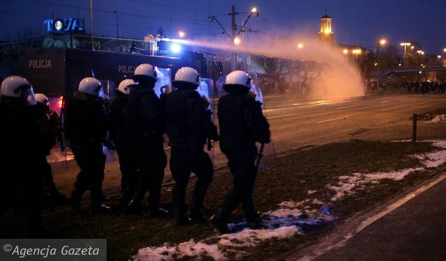 Police vs Soccer Ultras (61 pics + video)