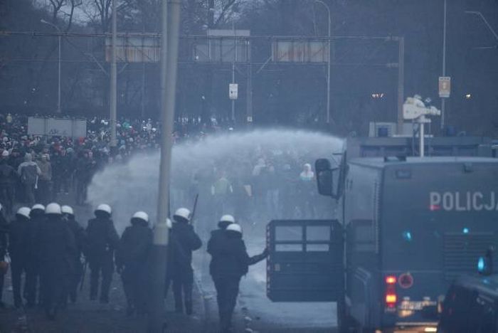 Police vs Soccer Ultras (61 pics + video)