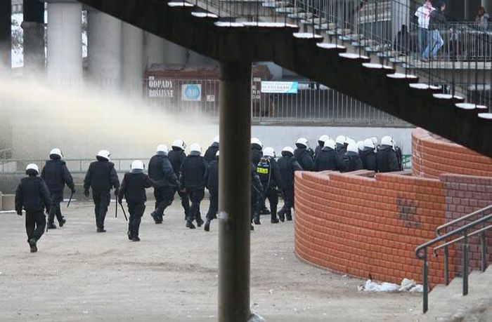 Police vs Soccer Ultras (61 pics + video)