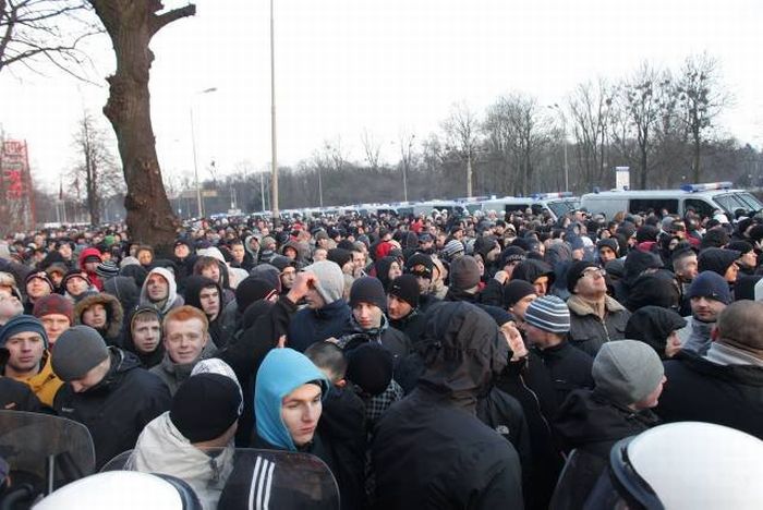 Police vs Soccer Ultras (61 pics + video)
