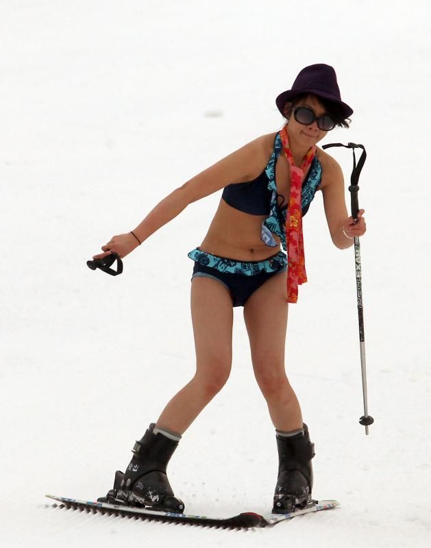 Bikini Sprint in China (16 pics)