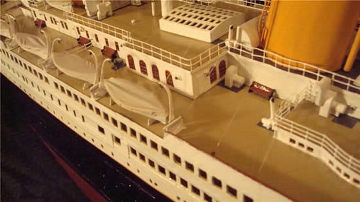 A Paper Model of Titanic (22 pics)