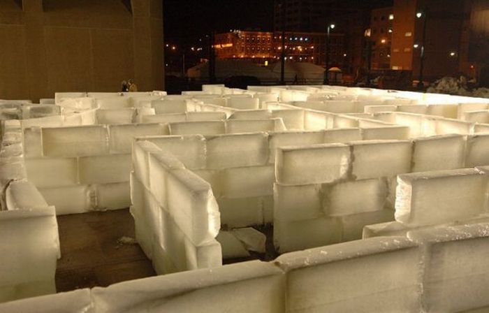 Ice Labyrinth in Buffalo (20 pics)