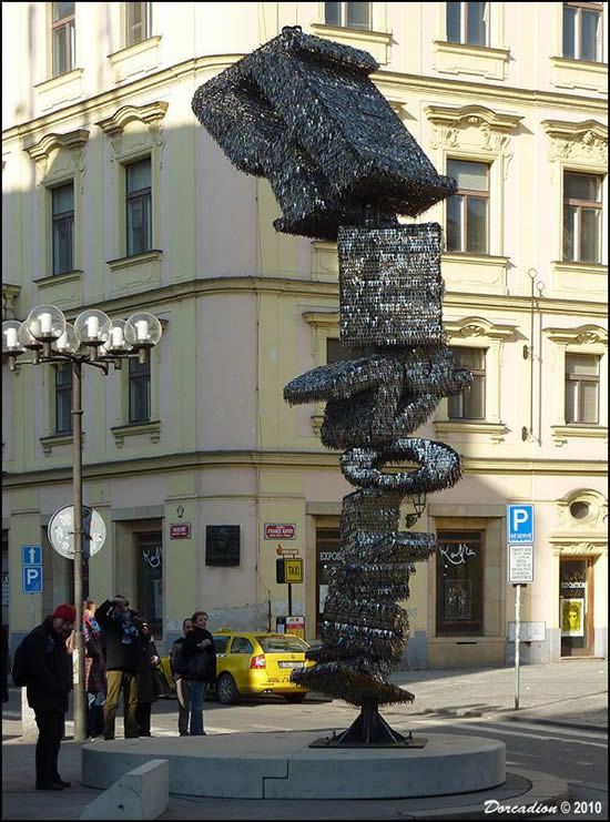 Key Sculpture in Prague (6 pics)