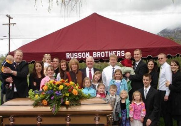 Funny and Strange Family Photos (28 pics)