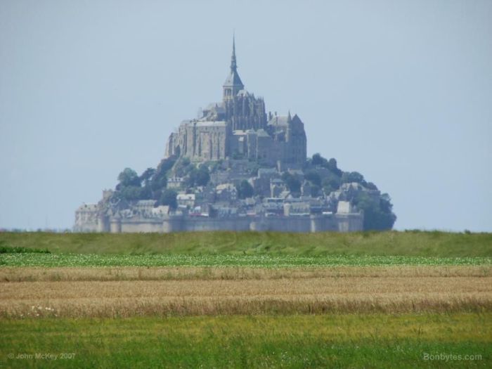 Town in the Middle of the Sea - Mont Saint Michel (14 pics)