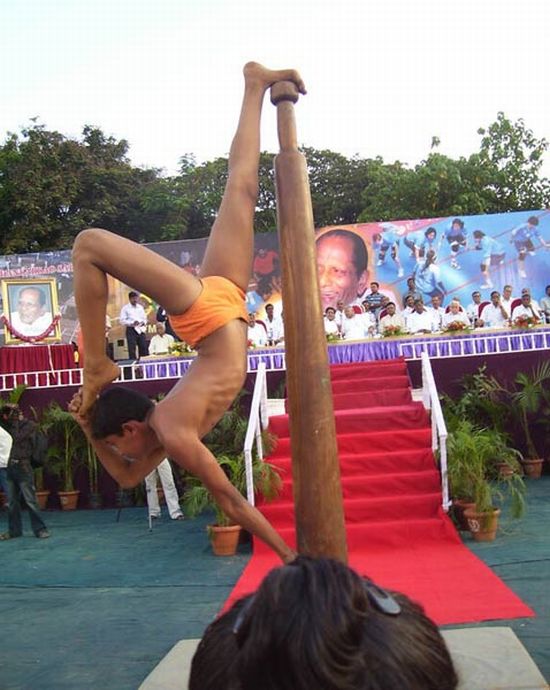 Mallakhamb - the Most Extreme Type of Pole Dancing (15 pics)