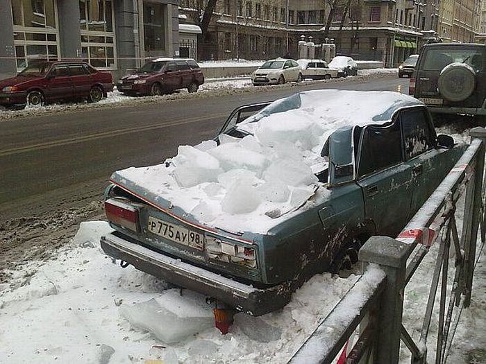 Cars Destroyed by Snow in Russia (12 pics)