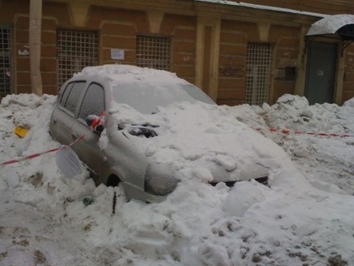 Cars Destroyed by Snow in Russia (12 pics)