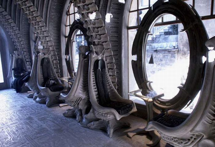 The Skeleton Bar (9 pics)