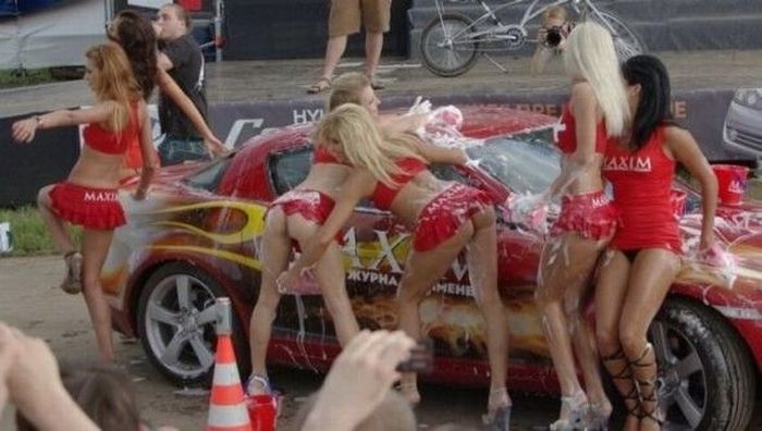 Hot Maxim Girls Car Wash (11 pics)