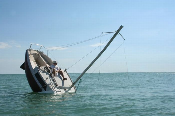 Sunken Yacht? (9 pics)