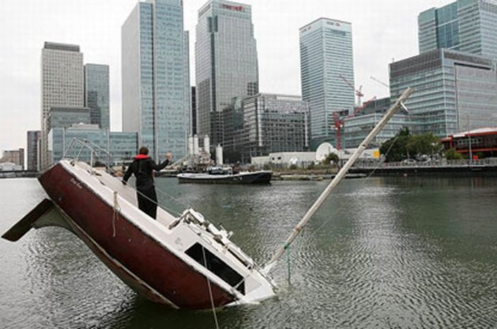 Sunken Yacht? (9 pics)