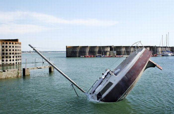 Sunken Yacht? (9 pics)