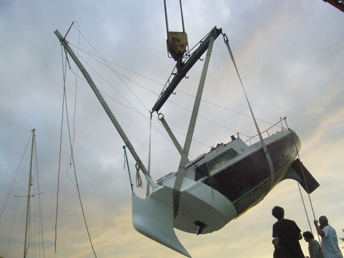 Sunken Yacht? (9 pics)