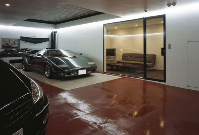 Amazing House in Tokyo with a Garage for 9 Cars (12 pics)