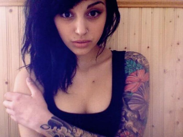 Hot Girls With Tattoos (97 pics)