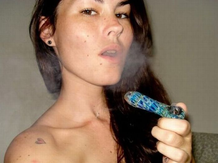 Girls with Weed (82 pics)