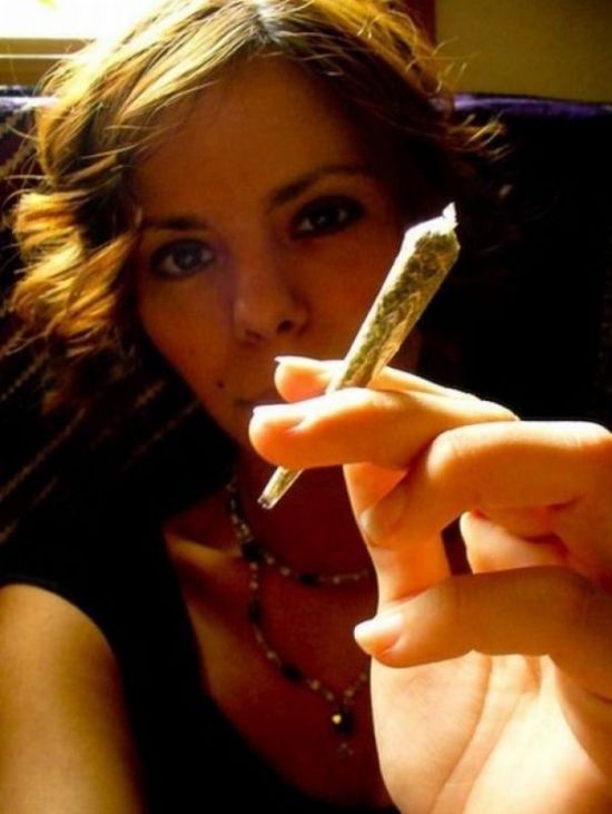 Girls with Weed (82 pics)