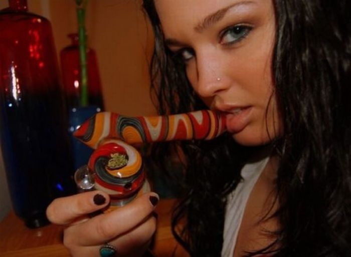 Girls with Weed (82 pics)