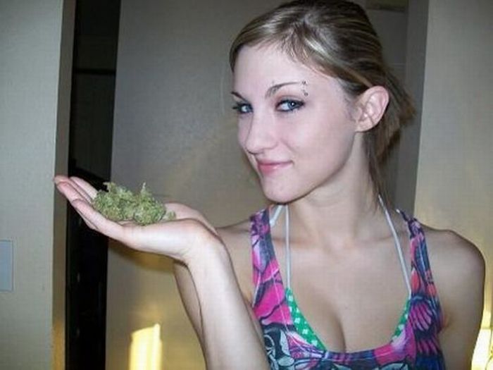 Girls with Weed (82 pics)