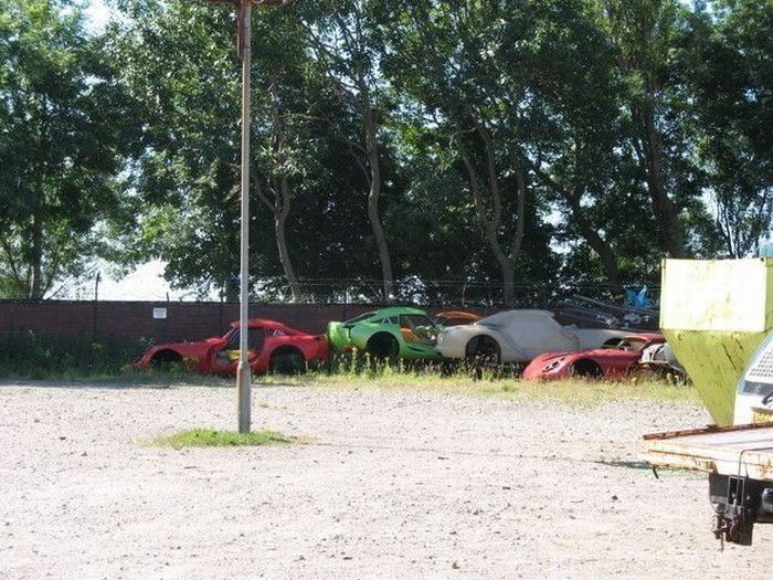 Abandoned Supercars (104 pics)