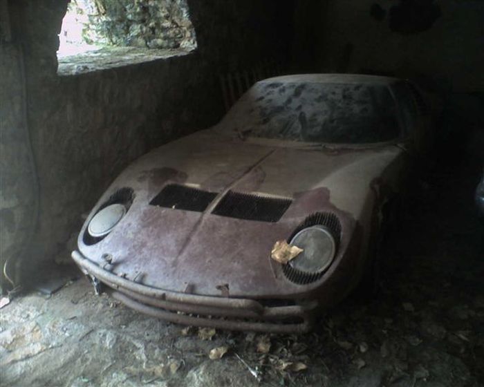 Abandoned Supercars (104 pics)