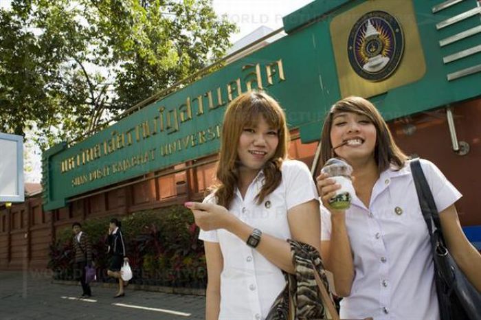 Ladyboy Students in Thailand (18 pics)