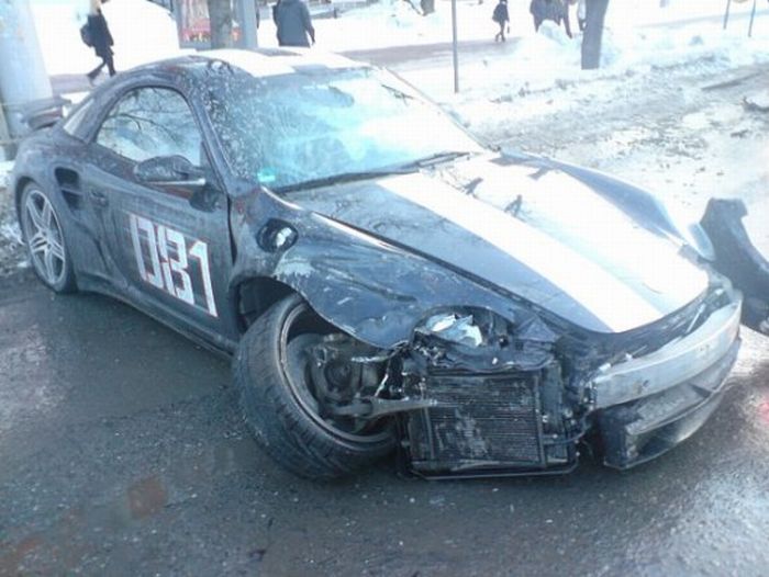 500 HP Porsche Wrecked in Siberia, Russia (7 pics)