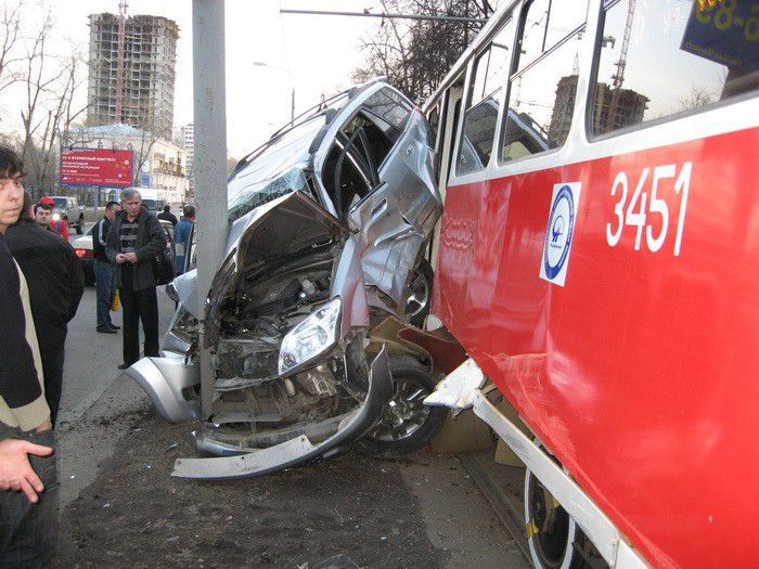 Crushed by a Tram (3 pics)