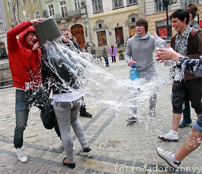 Wet Monday in Lviv (25 pics)