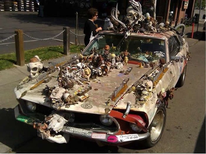 Creepy Artcar (9 pics)