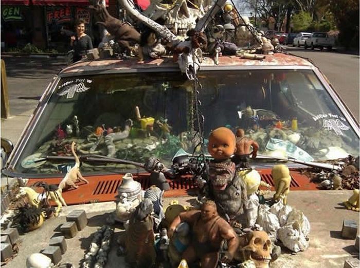 Creepy Artcar (9 pics)